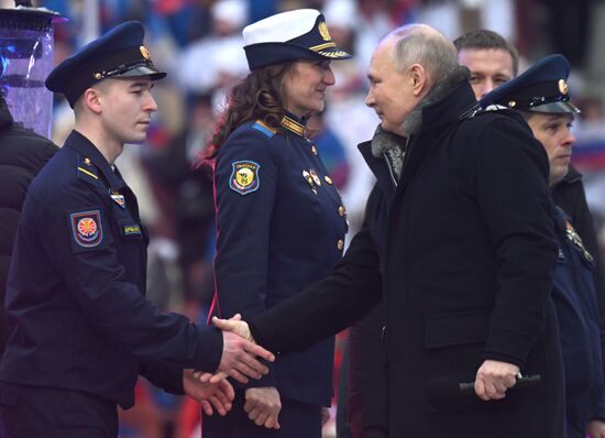 Президент РФ В. Путин посетил митинг-концерт "Слава защитникам Отечества!"