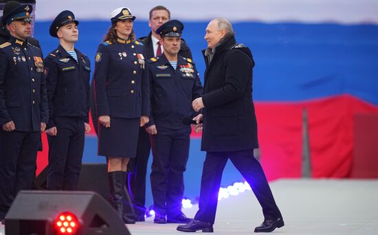 Президент РФ В. Путин посетил митинг-концерт "Слава защитникам Отечества!"