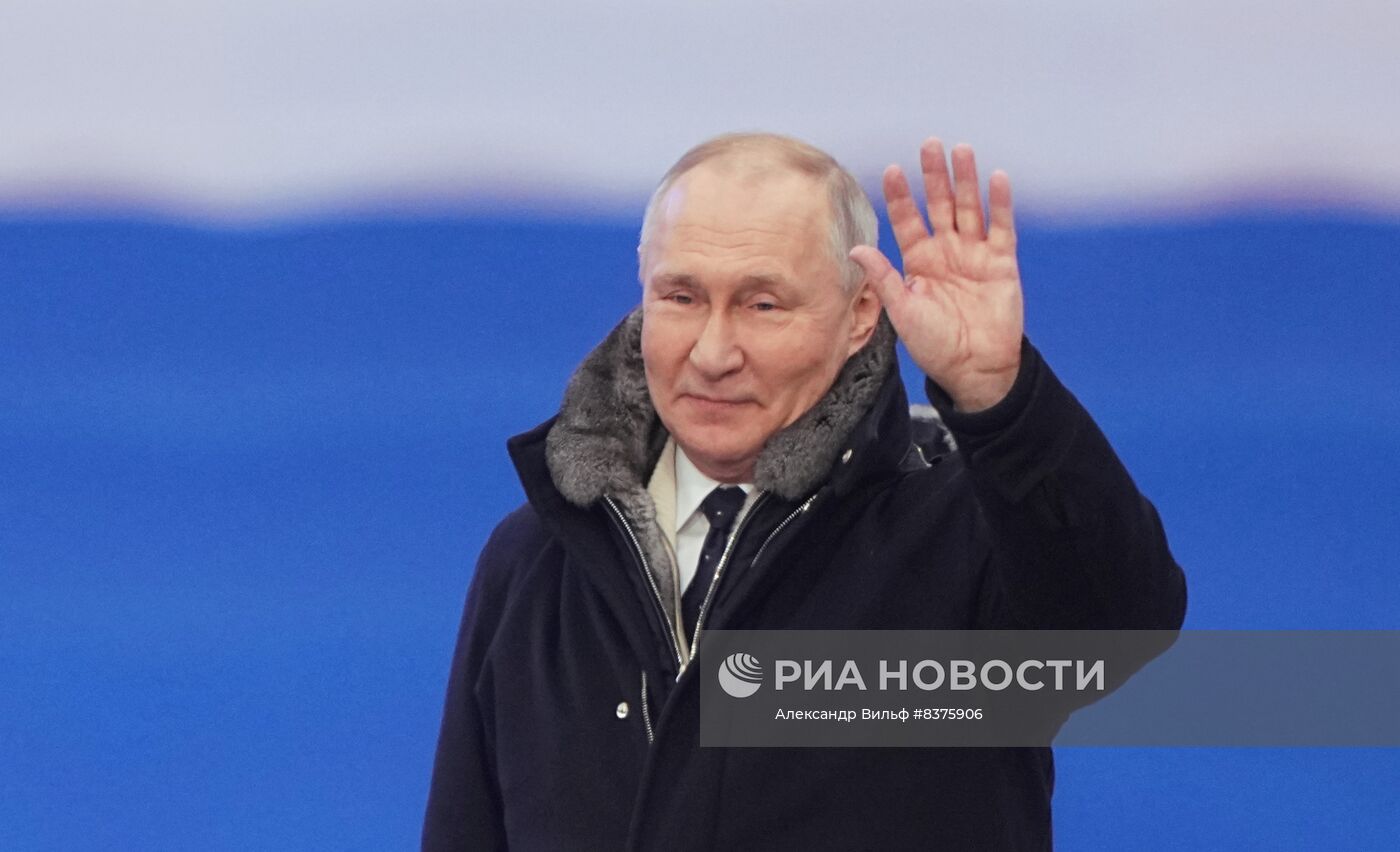 Президент РФ В. Путин посетил митинг-концерт "Слава защитникам Отечества!"