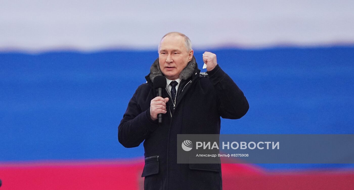 Президент РФ В. Путин посетил митинг-концерт "Слава защитникам Отечества!"