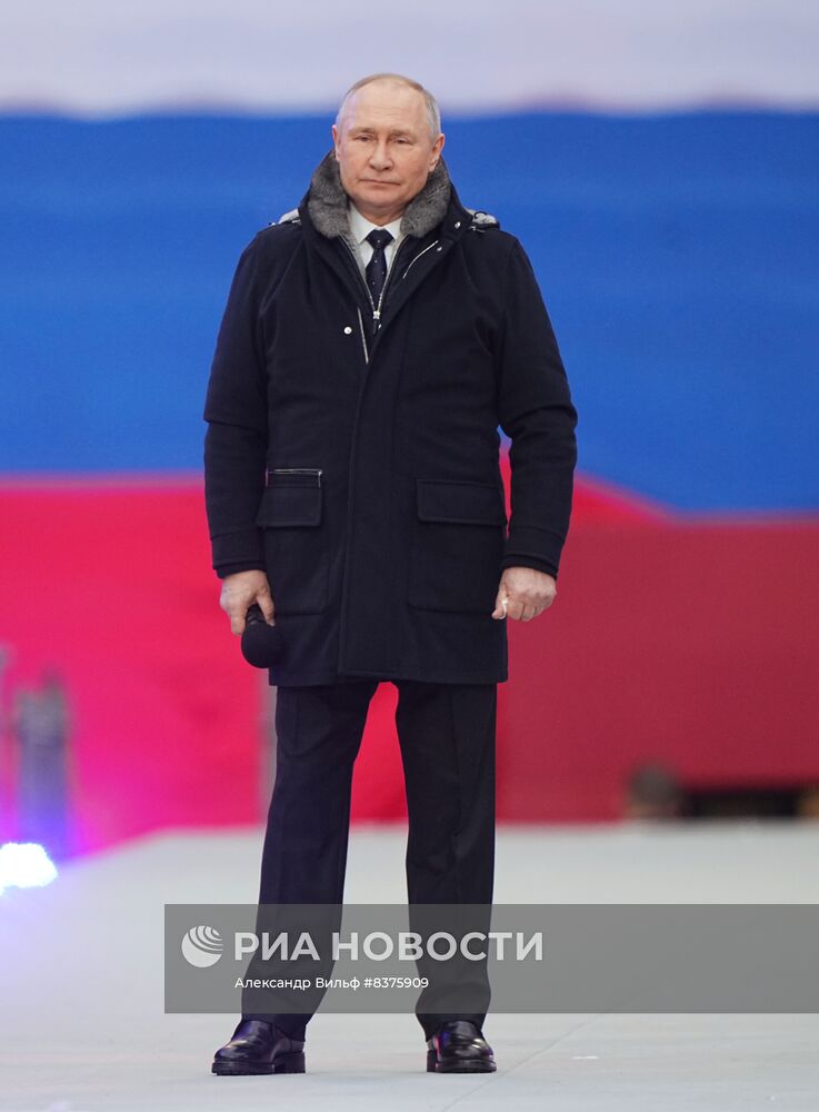 Президент РФ В. Путин посетил митинг-концерт "Слава защитникам Отечества!"