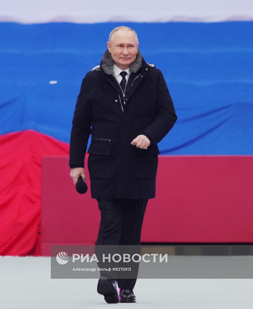 Президент РФ В. Путин посетил митинг-концерт "Слава защитникам Отечества!"