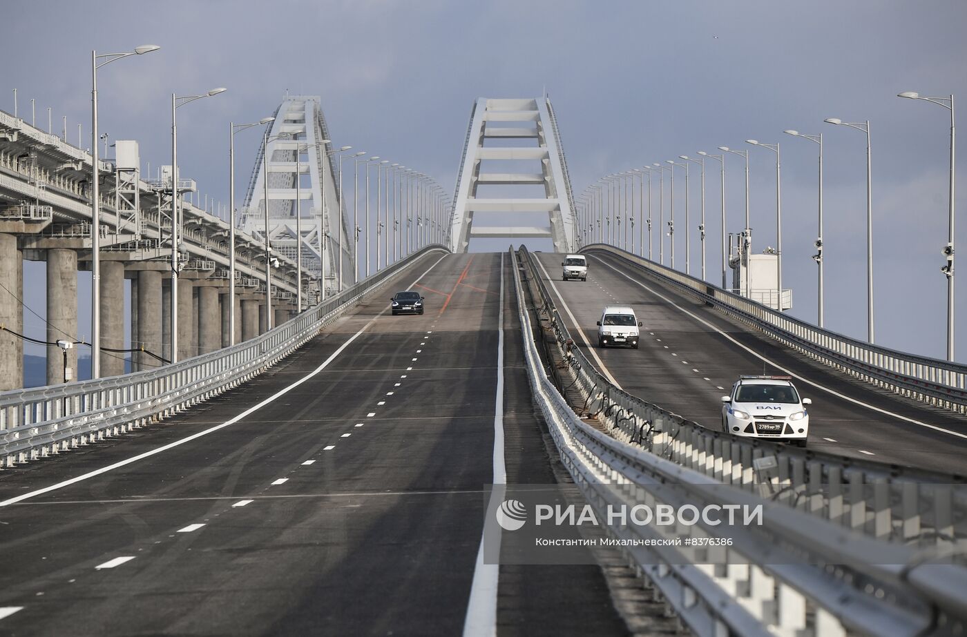 Крымский мост полностью открыли для автомобильного движения