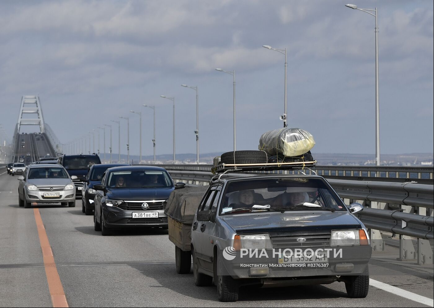 Въезд на крымский мост. Досмотр машин на крымском мосту. Досмотр машин на крымском мосту. Досмотр машин на крымском мосту. Очередь на крымском мосту.