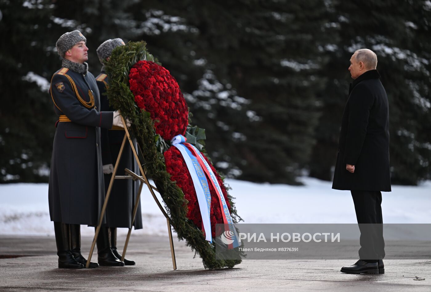 Президент РФ В. Путин возложил венок к Могиле Неизвестного Солдата