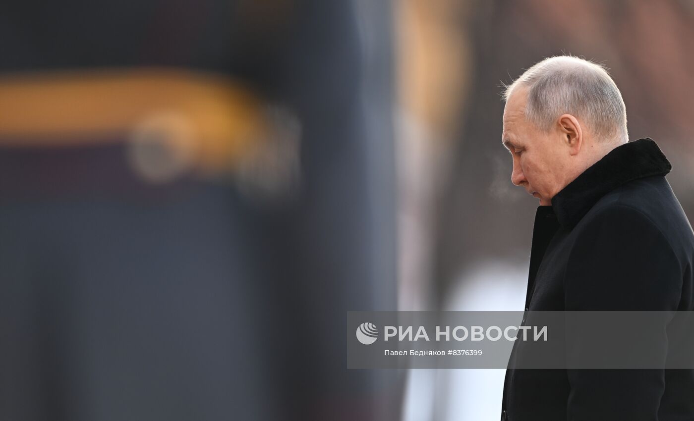 Президент РФ В. Путин возложил венок к Могиле Неизвестного Солдата