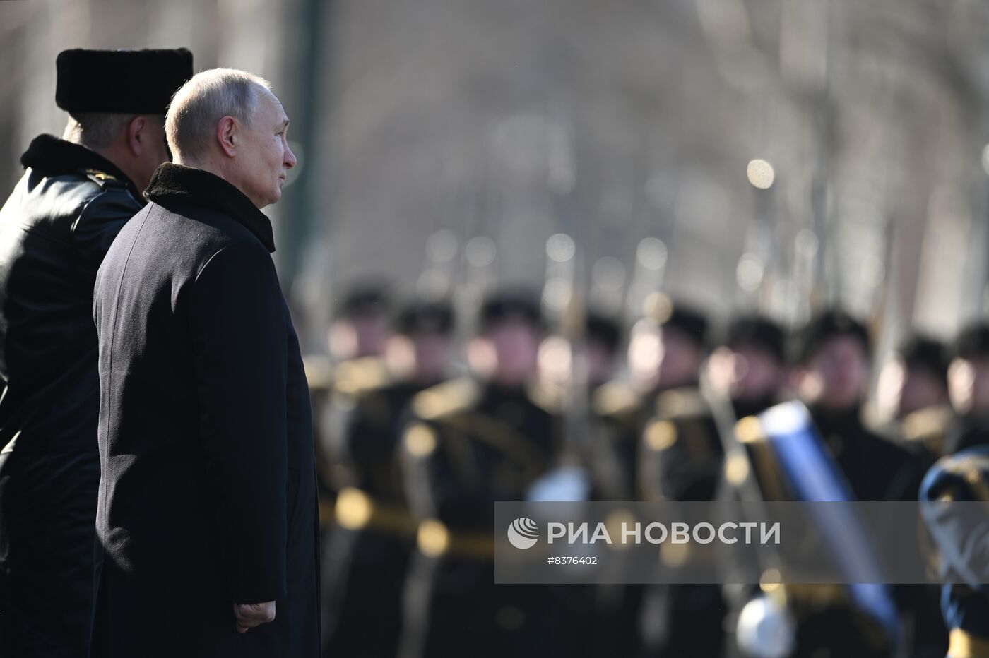 Президент РФ В. Путин возложил венок к Могиле Неизвестного Солдата