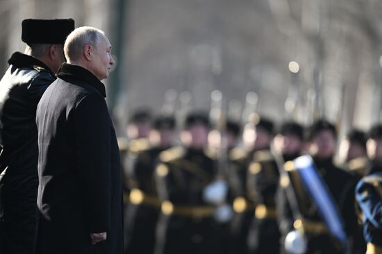 Президент РФ В. Путин возложил венок к Могиле Неизвестного Солдата