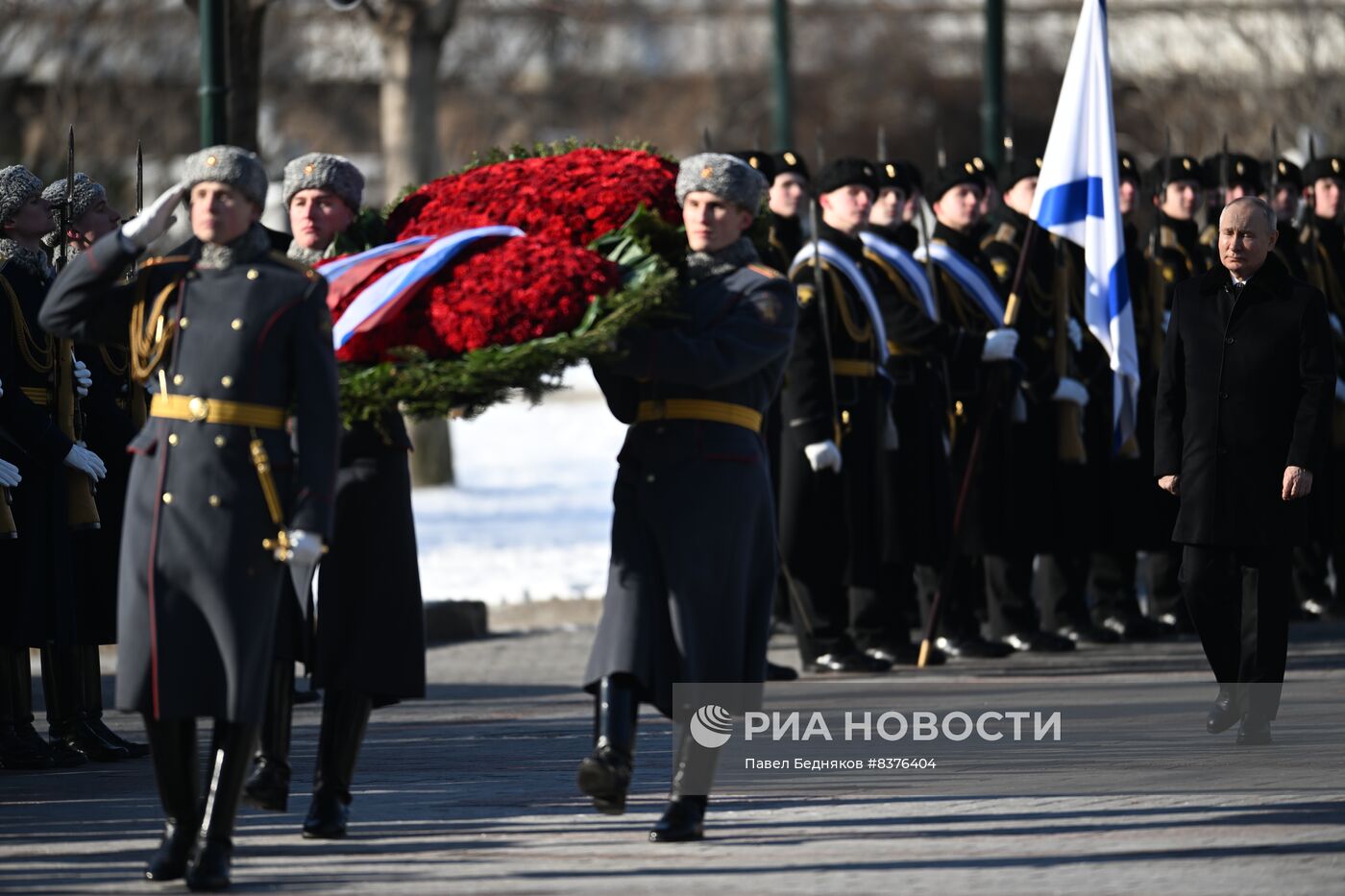 Президент РФ В. Путин возложил венок к Могиле Неизвестного Солдата