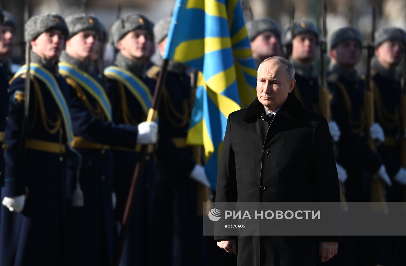 Президент РФ В. Путин возложил венок к Могиле Неизвестного Солдата