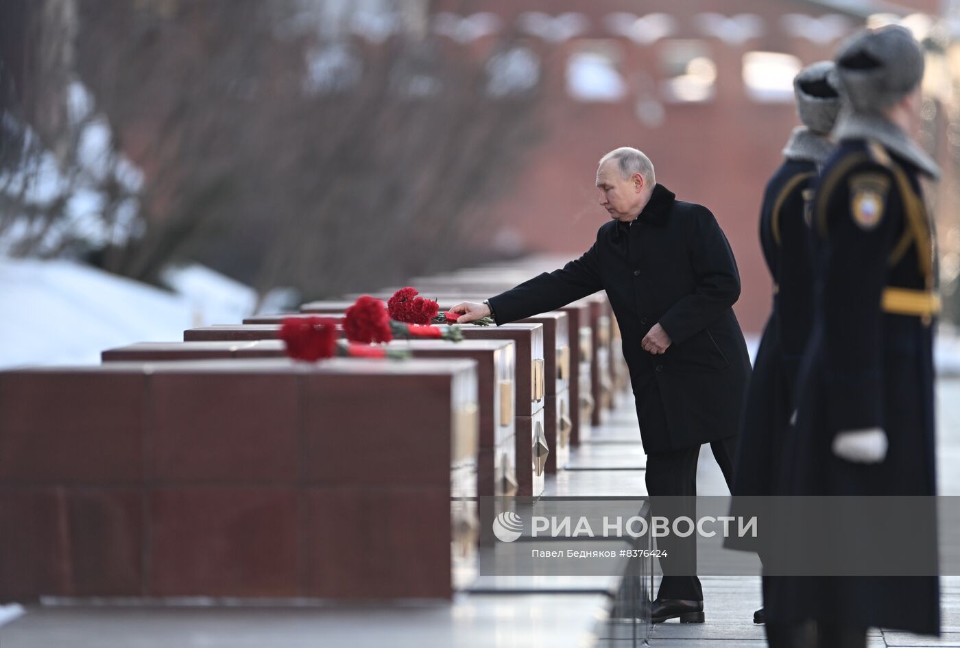 Президент РФ В. Путин возложил венок к Могиле Неизвестного Солдата