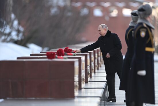 Президент РФ В. Путин возложил венок к Могиле Неизвестного Солдата