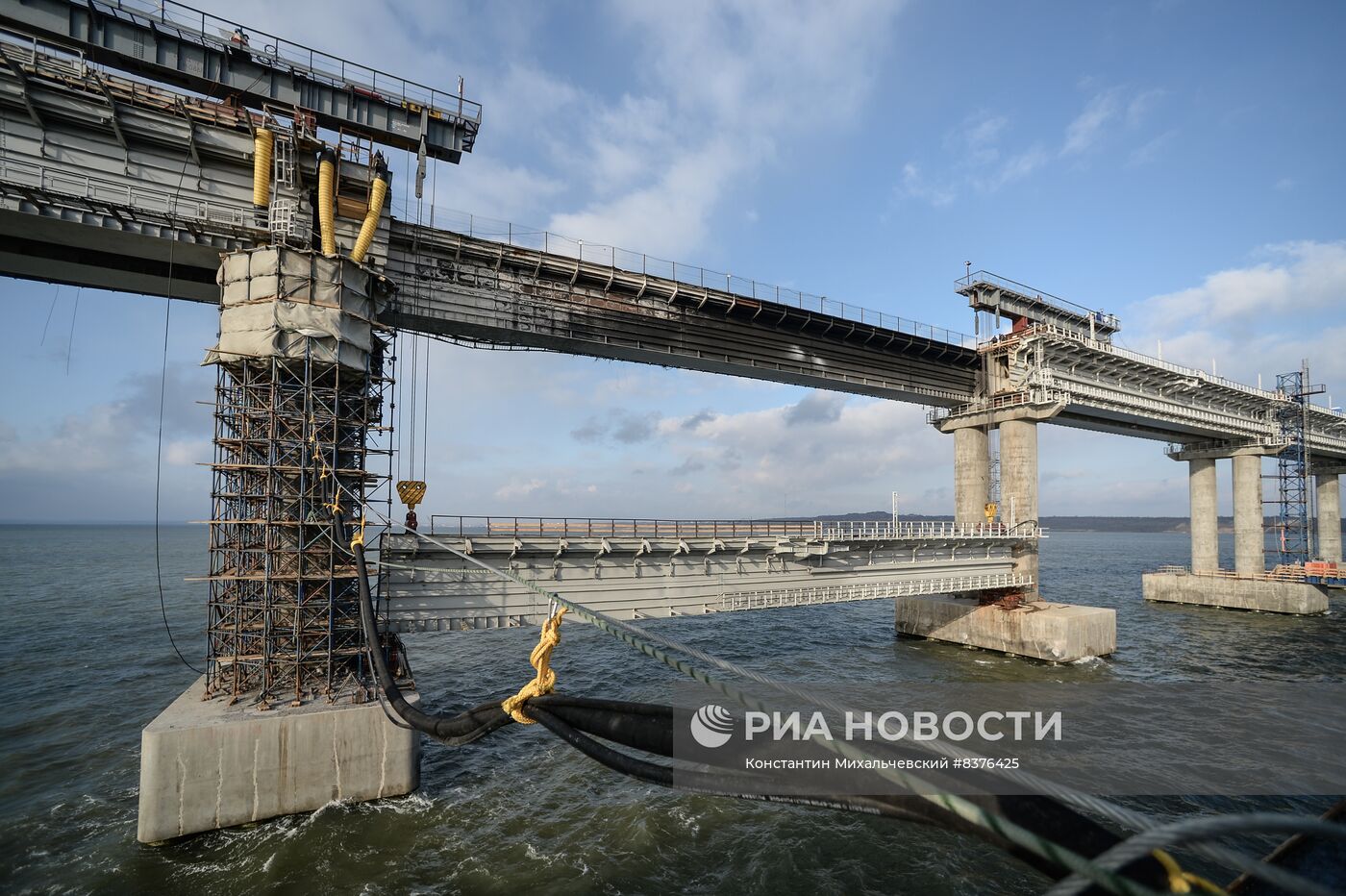 Крымский мост полностью открыли для автомобильного движения