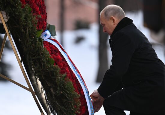 Президент РФ В. Путин возложил венок к Могиле Неизвестного Солдата