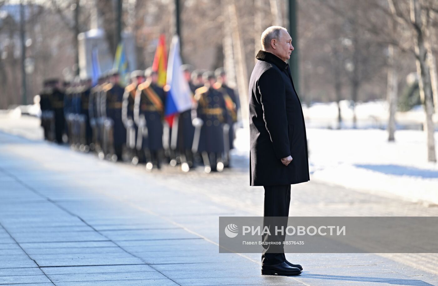 Президент РФ В. Путин возложил венок к Могиле Неизвестного Солдата