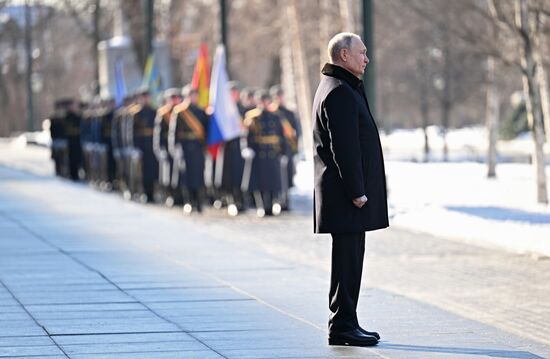 Президент РФ В. Путин возложил венок к Могиле Неизвестного Солдата