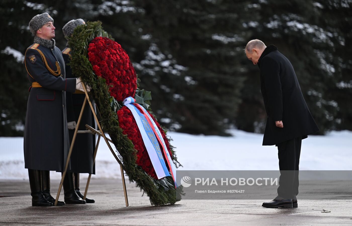 Президент РФ В. Путин возложил венок к Могиле Неизвестного Солдата