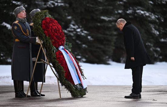 Президент РФ В. Путин возложил венок к Могиле Неизвестного Солдата