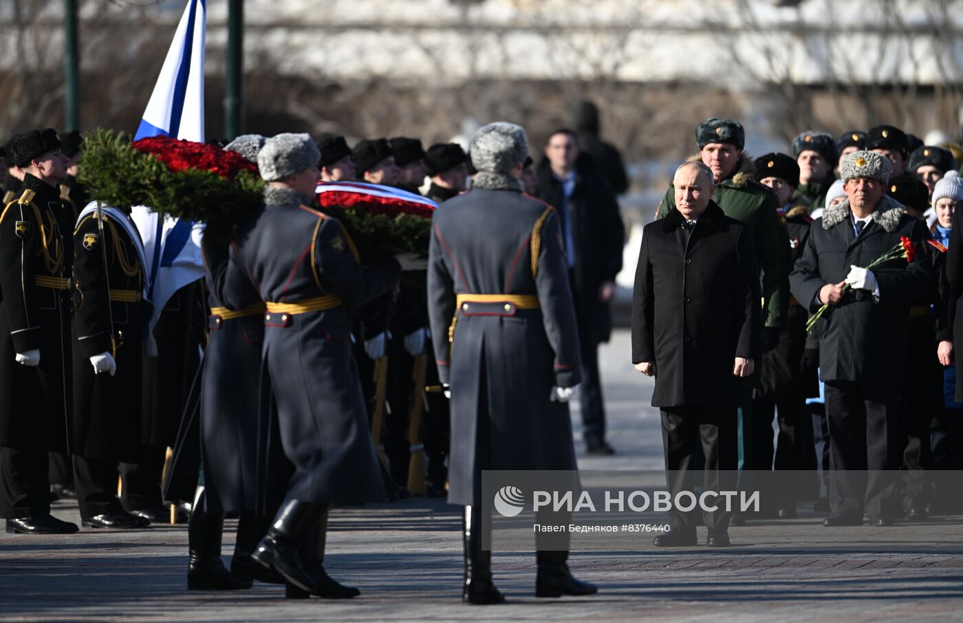 Президент РФ В. Путин возложил венок к Могиле Неизвестного Солдата