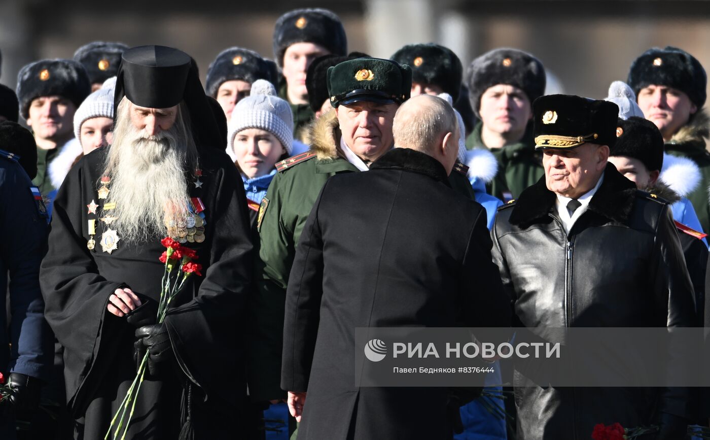 Президент РФ В. Путин возложил венок к Могиле Неизвестного Солдата