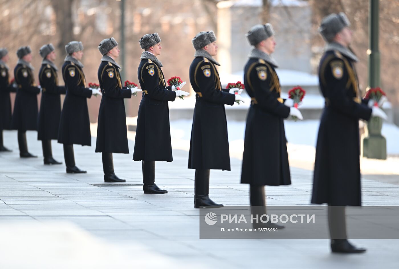 Президент РФ В. Путин возложил венок к Могиле Неизвестного Солдата