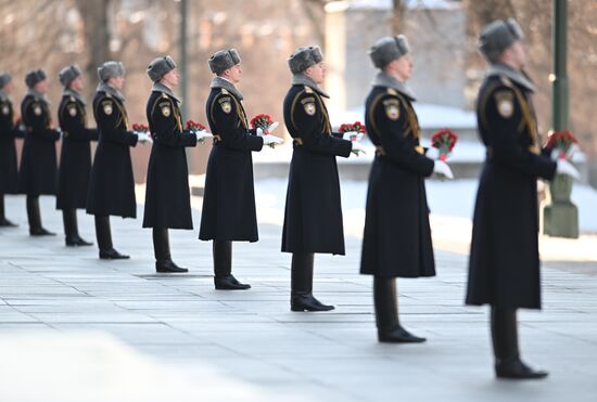 Президент РФ В. Путин возложил венок к Могиле Неизвестного Солдата