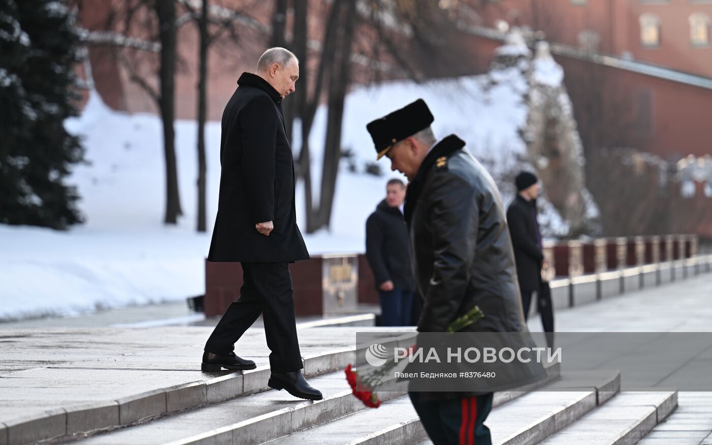 Президент РФ В. Путин возложил венок к Могиле Неизвестного Солдата