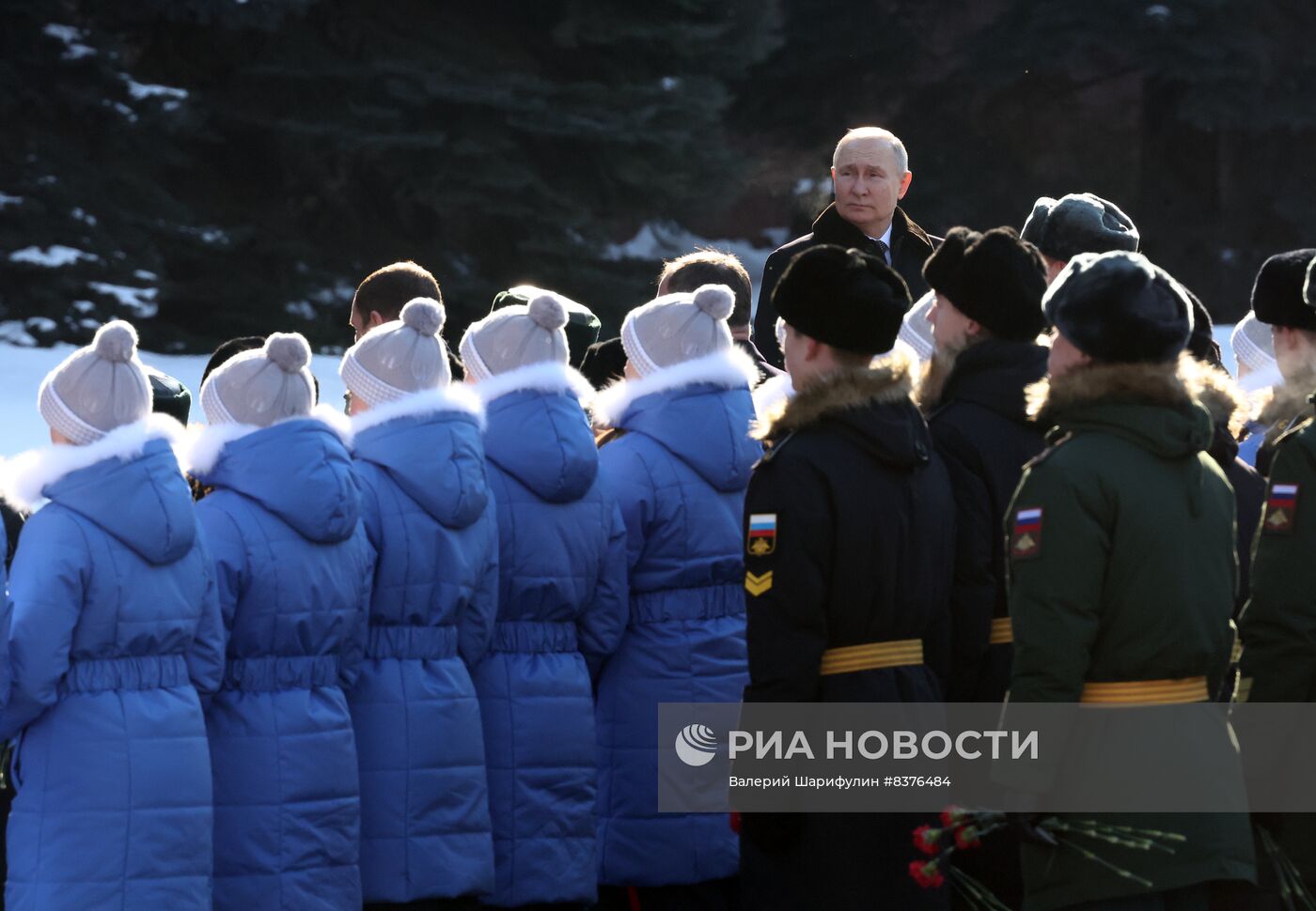 Президент РФ В. Путин возложил венок к Могиле Неизвестного Солдата