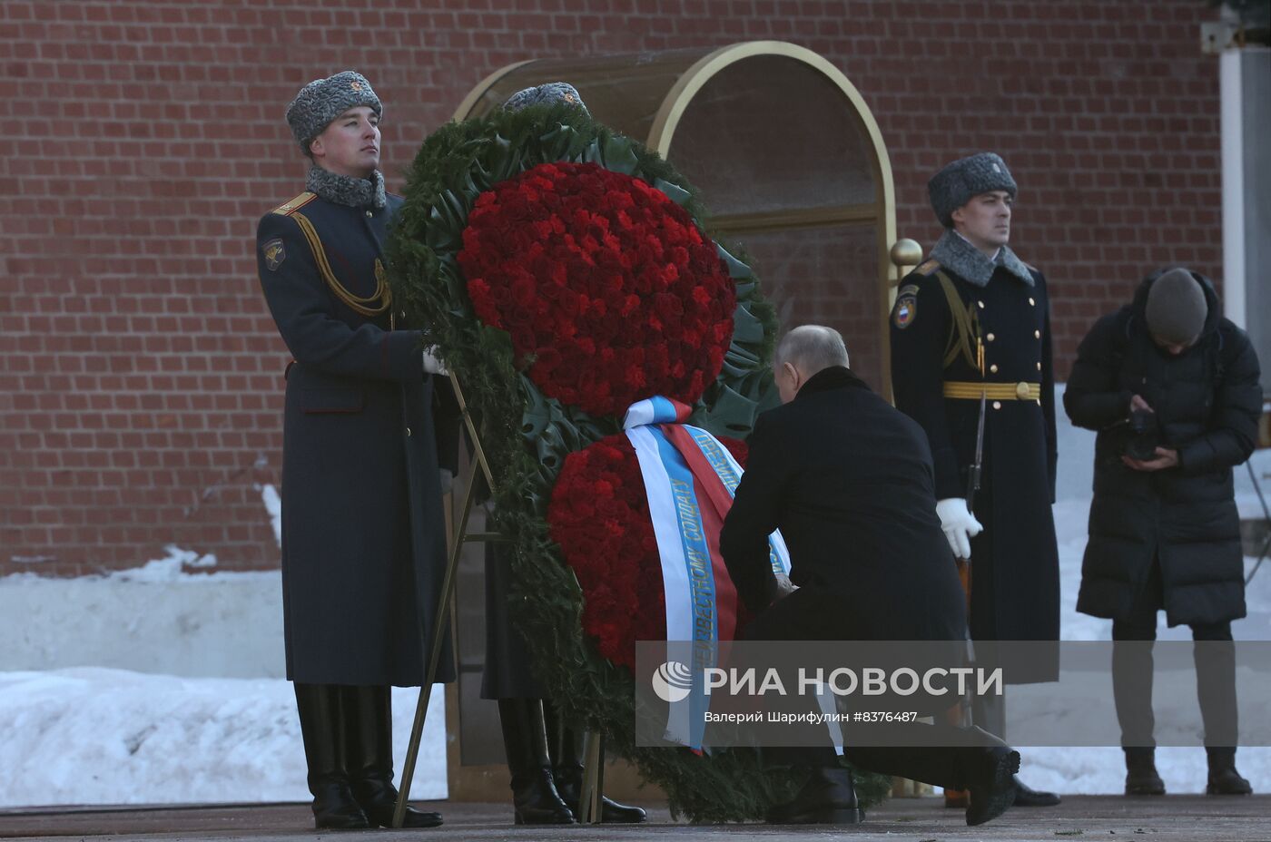 Президент РФ В. Путин возложил венок к Могиле Неизвестного Солдата