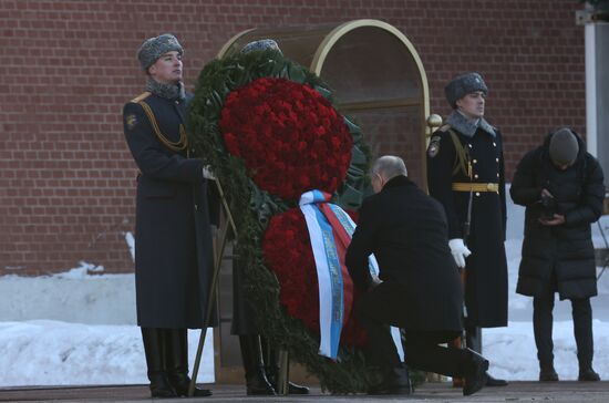 Президент РФ В. Путин возложил венок к Могиле Неизвестного Солдата