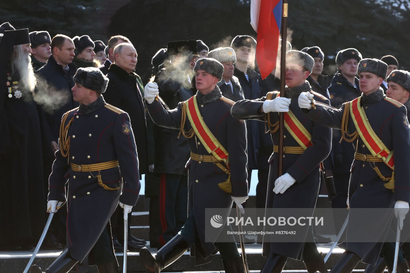 Президент РФ В. Путин возложил венок к Могиле Неизвестного Солдата