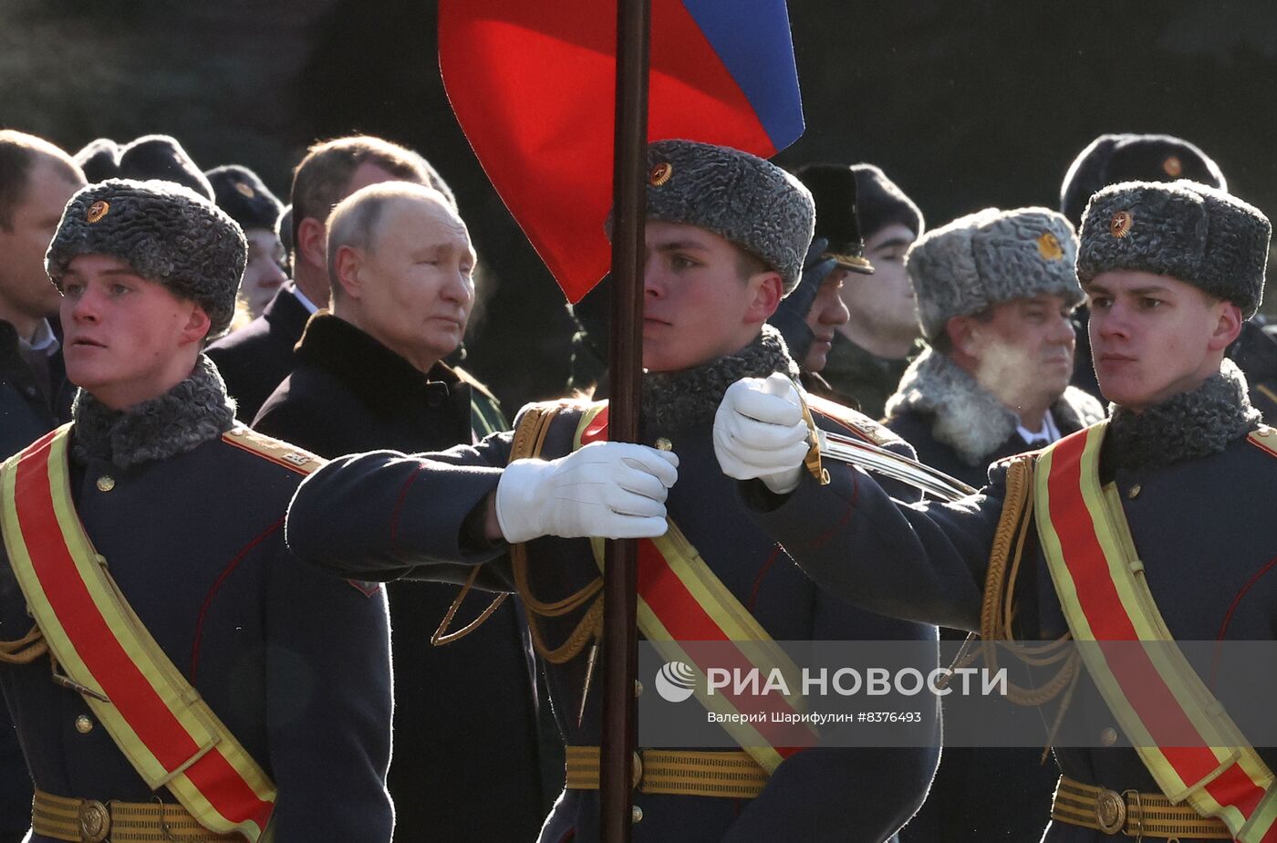 Президент РФ В. Путин возложил венок к Могиле Неизвестного Солдата