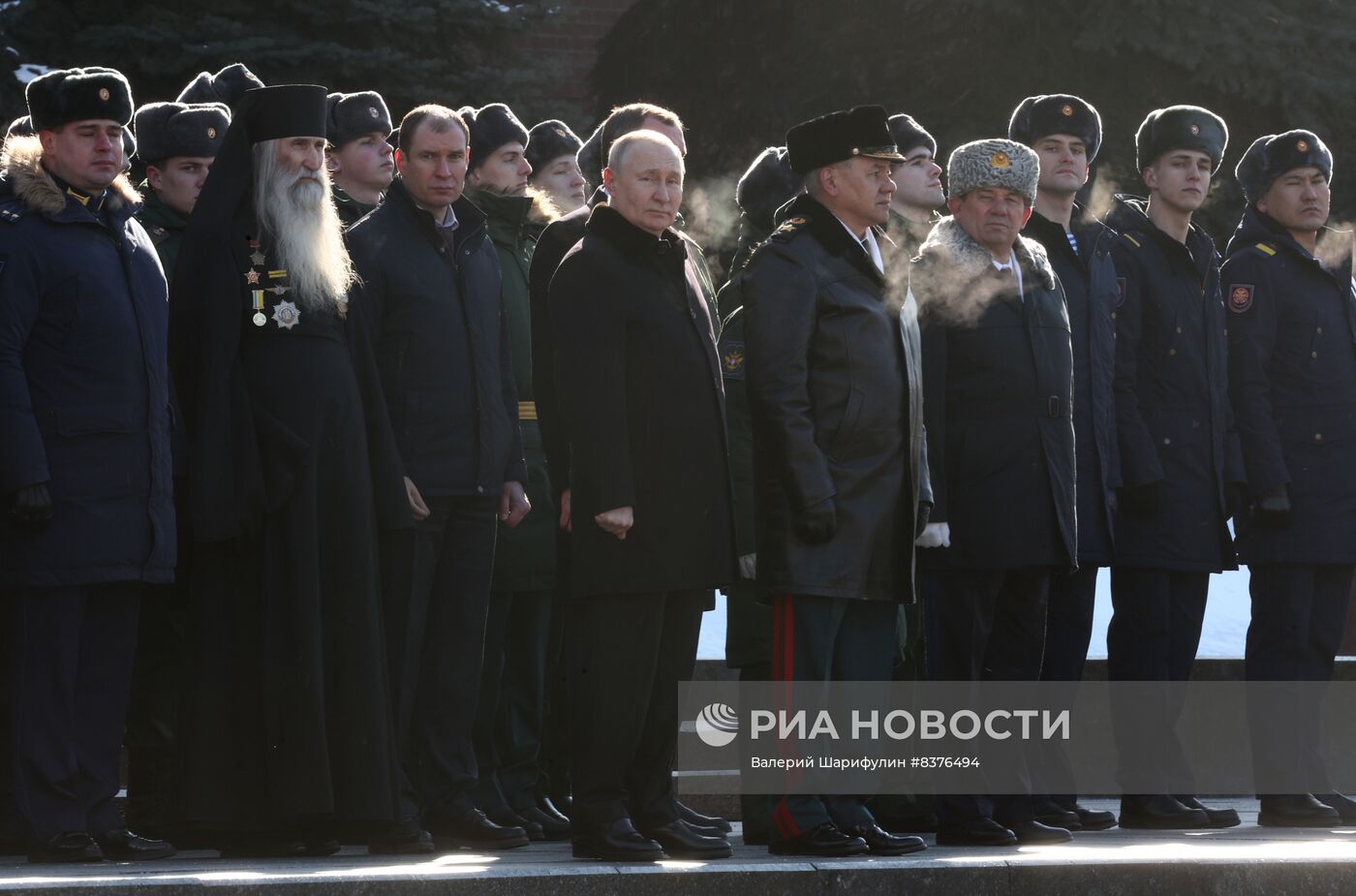 Президент РФ В. Путин возложил венок к Могиле Неизвестного Солдата