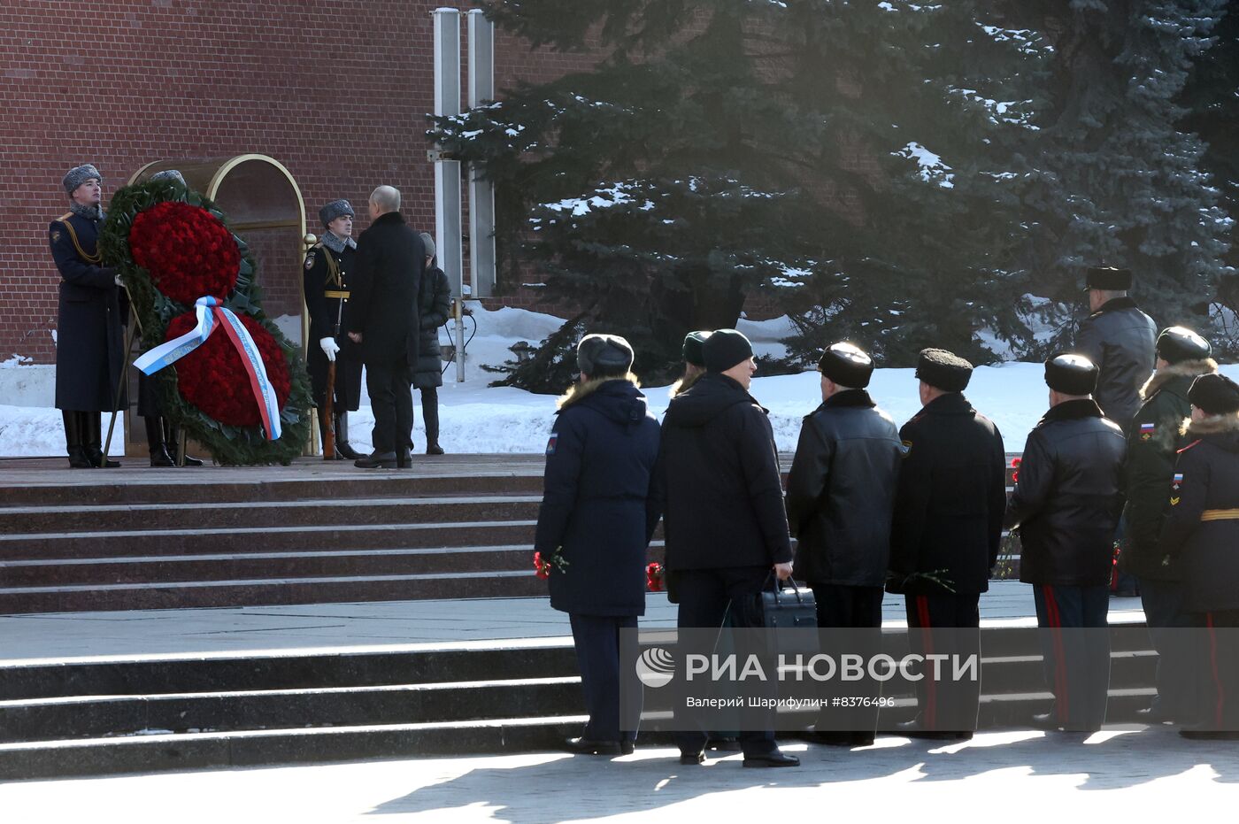 Президент РФ В. Путин возложил венок к Могиле Неизвестного Солдата