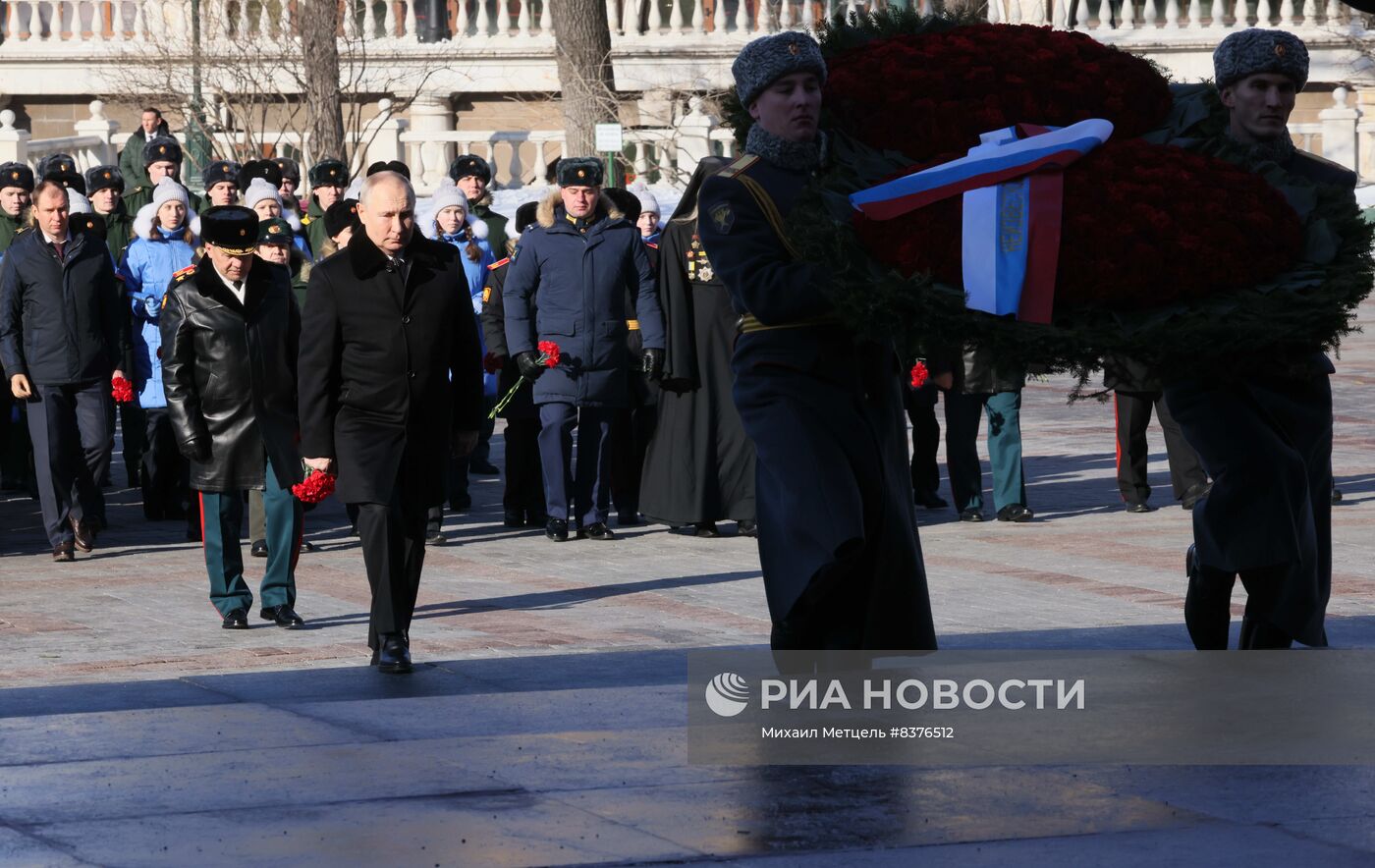 Президент РФ В. Путин возложил венок к Могиле Неизвестного Солдата