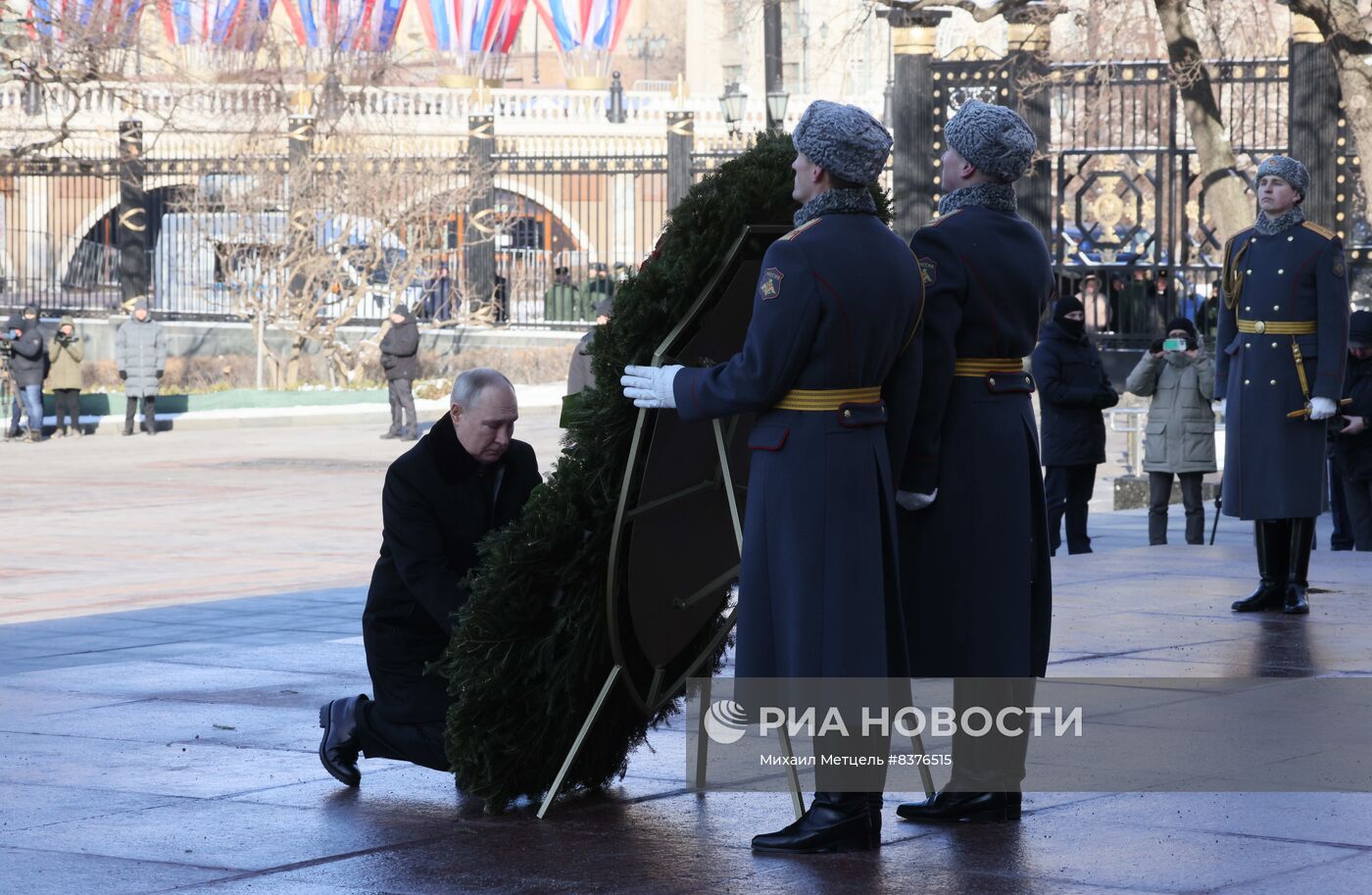 Президент РФ В. Путин возложил венок к Могиле Неизвестного Солдата