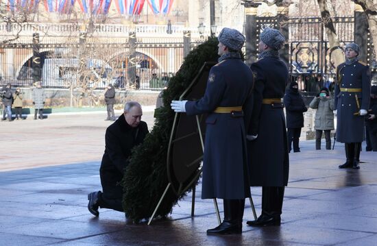 Президент РФ В. Путин возложил венок к Могиле Неизвестного Солдата