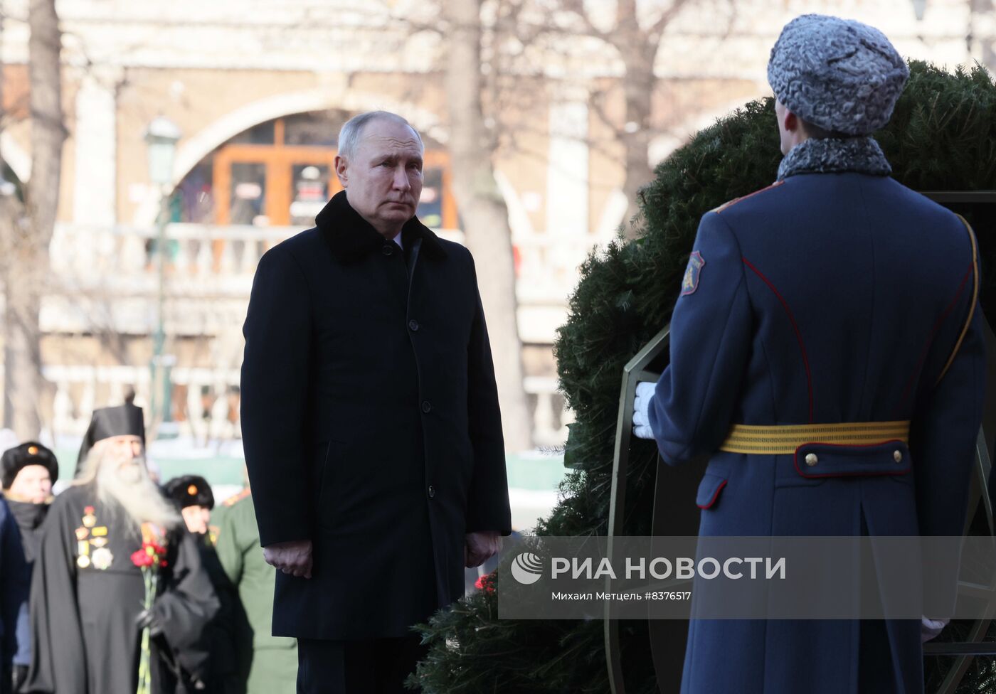 Президент РФ В. Путин возложил венок к Могиле Неизвестного Солдата