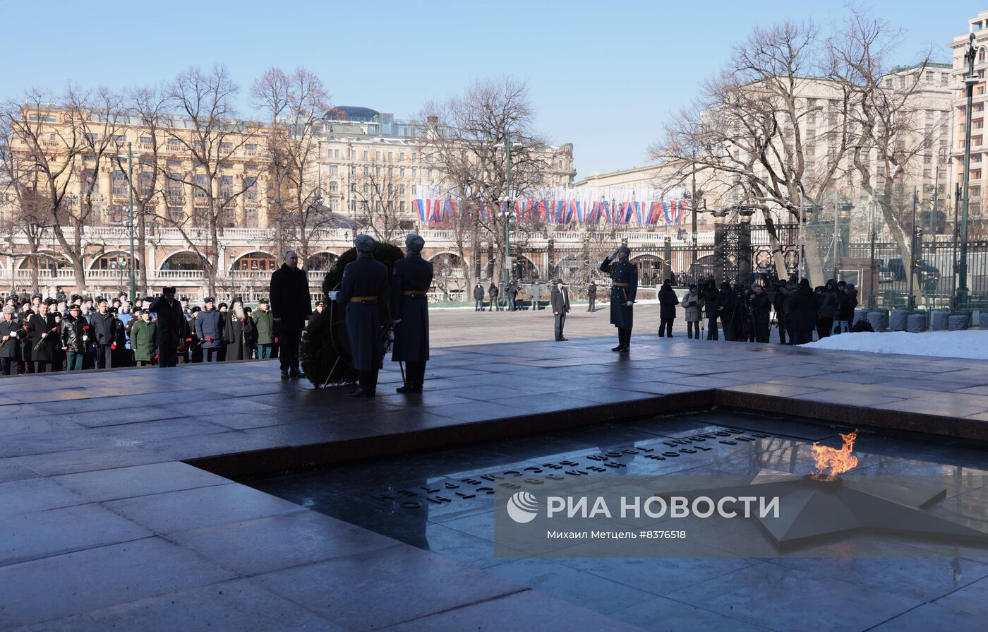 Президент РФ В. Путин возложил венок к Могиле Неизвестного Солдата