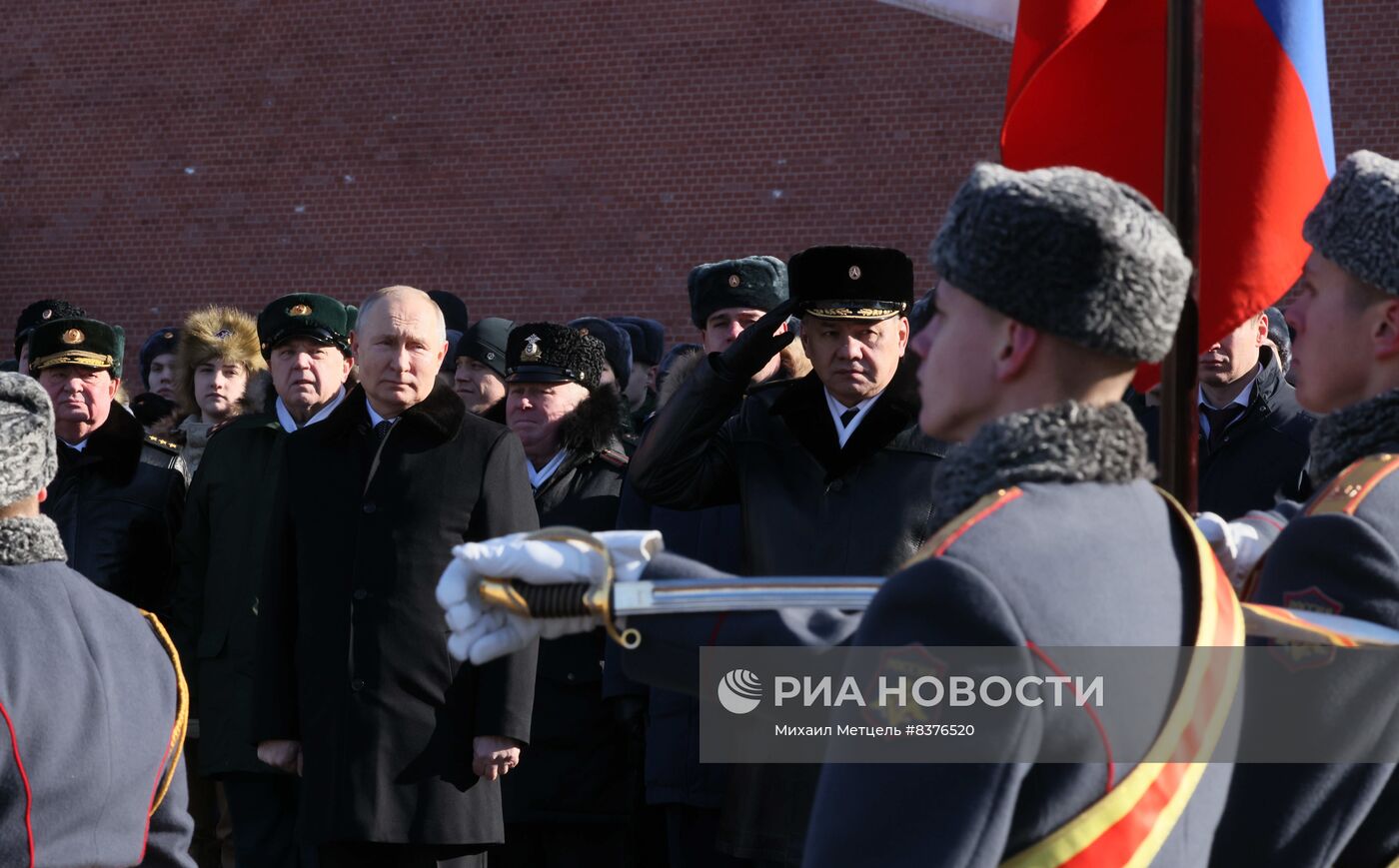 Президент РФ В. Путин возложил венок к Могиле Неизвестного Солдата