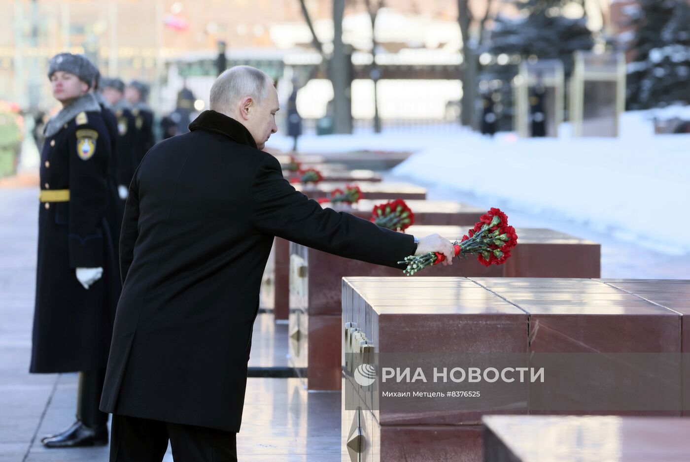 Президент РФ В. Путин возложил венок к Могиле Неизвестного Солдата