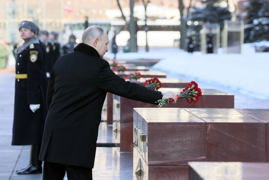 Президент РФ В. Путин возложил венок к Могиле Неизвестного Солдата