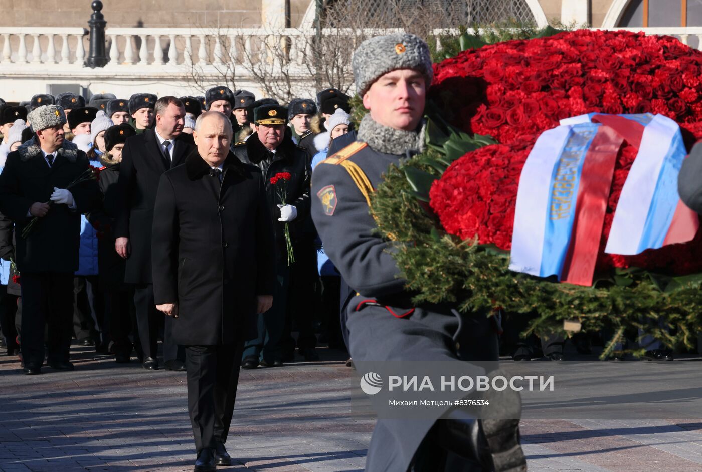 Президент РФ В. Путин возложил венок к Могиле Неизвестного Солдата