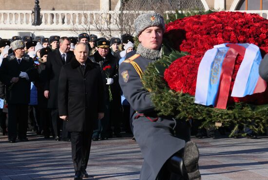 Президент РФ В. Путин возложил венок к Могиле Неизвестного Солдата