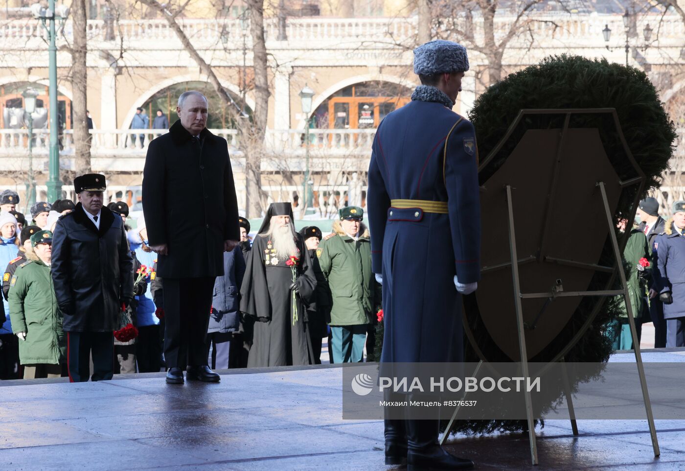 Президент РФ В. Путин возложил венок к Могиле Неизвестного Солдата