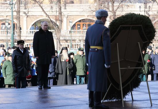 Президент РФ В. Путин возложил венок к Могиле Неизвестного Солдата