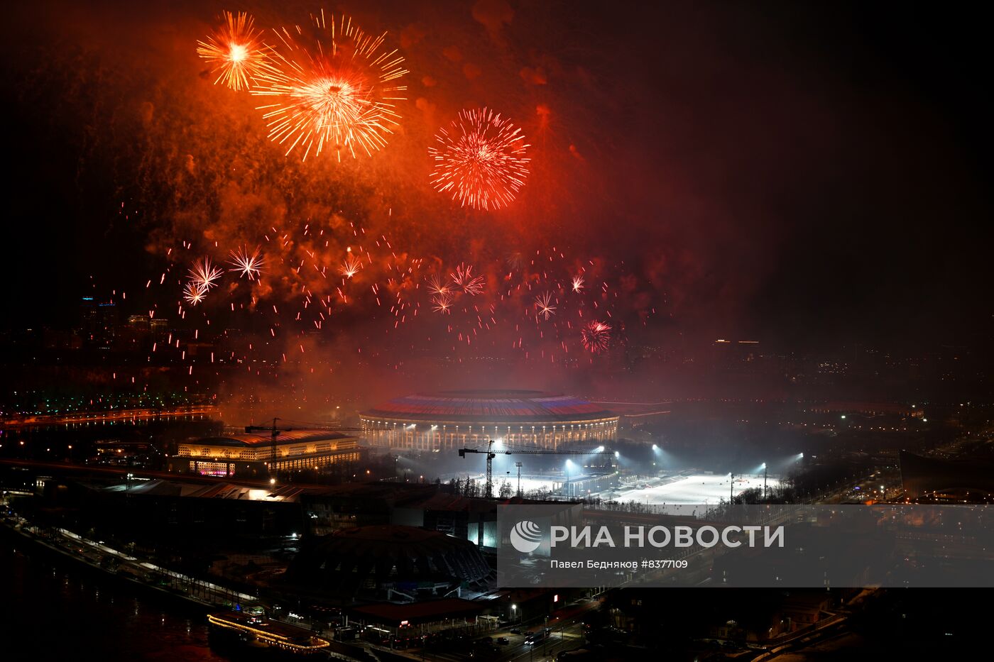 Праздничный салют в честь Дня защитника Отечества