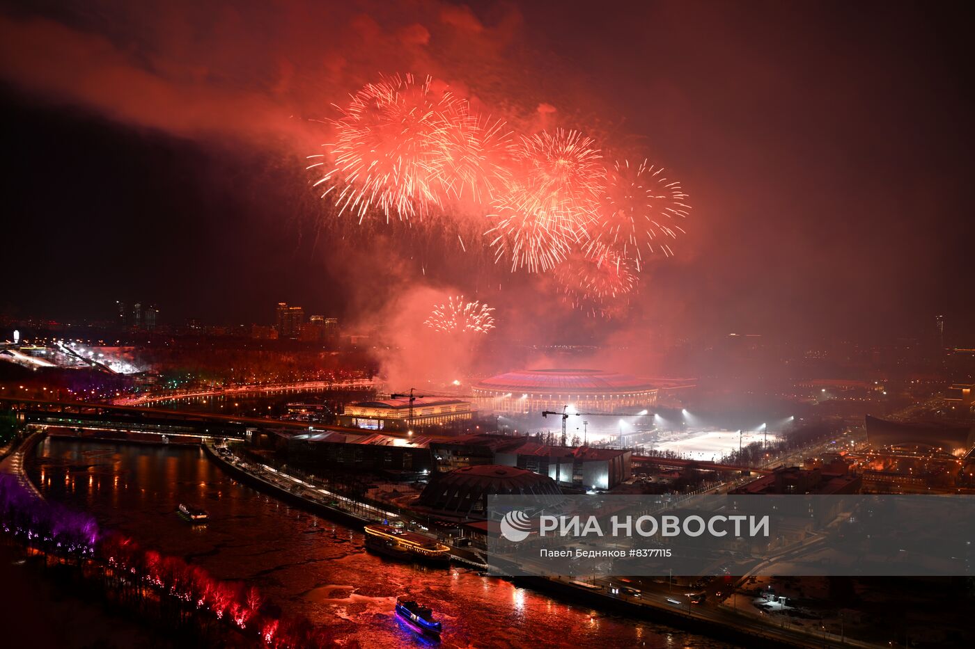 Праздничный салют в честь Дня защитника Отечества 