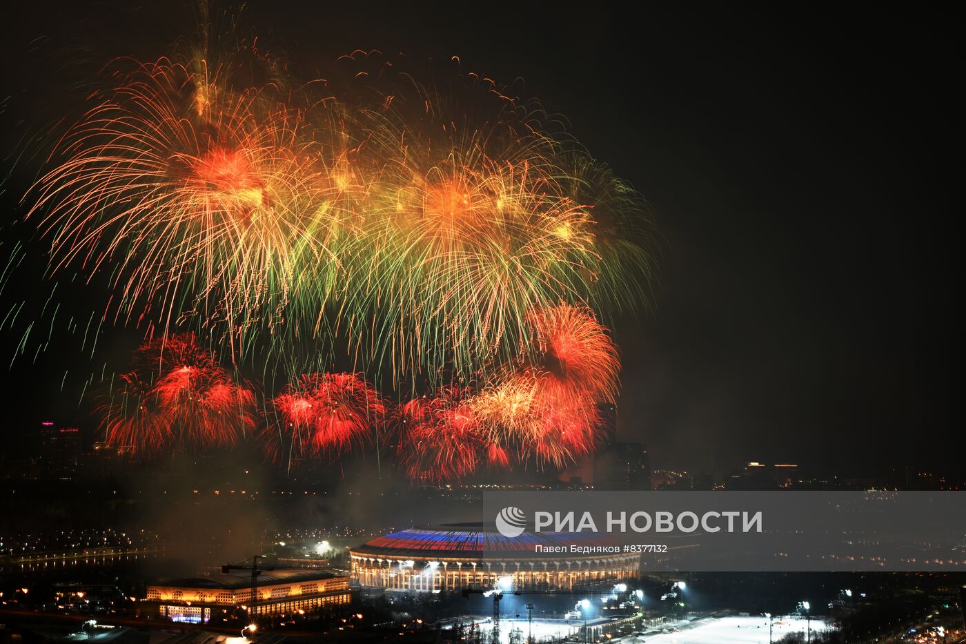 Праздничный салют в честь Дня защитника Отечества