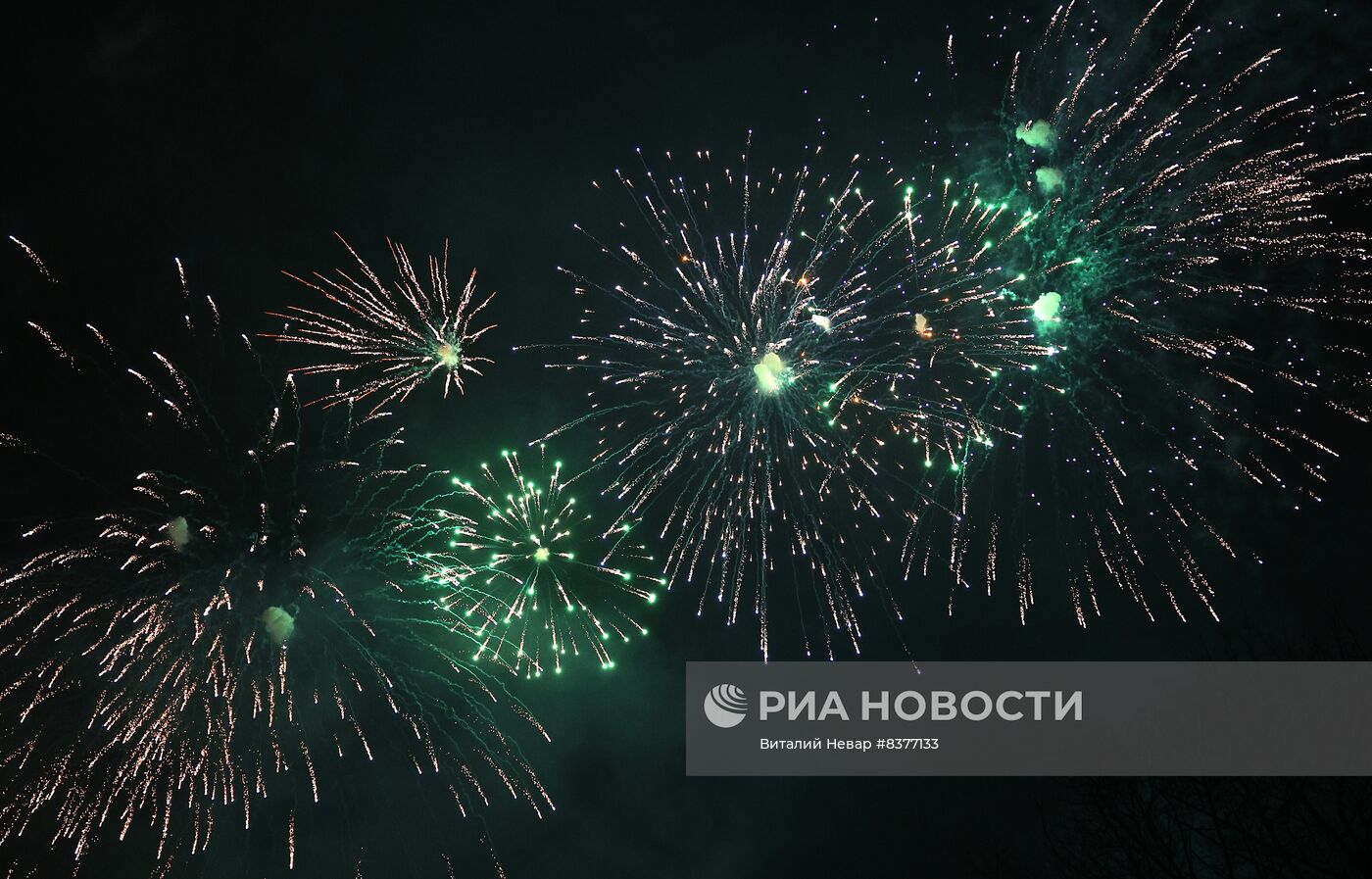 Праздничный салют в честь Дня защитника Отечества